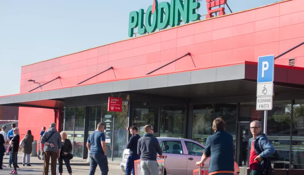 OSIJEK- 09.04.2020., Plodine, velike gužve pred trgovačkim centrima, produženo radno vrijeme trgovina od 07-20.00, zbog korona virusa stoji se u razmacima.Foto: Andrea Ilakovac