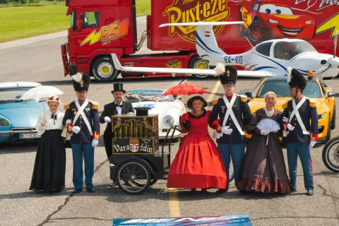 Za točno tjedan dana, Hrvatska će još jednom postati prva u svijetu - ovoga puta zahvaljujući premijernom izdanju Croatian Automotive Race Showa (CARS), najvećeg automobilističkog događaja u ovom dijelu Europe.Na lokaciji varaždinskog aerodroma na impresivnih 3000 m2, 18. i 19. lipnja, po prvi put na svijetu će se na jednome mjestu okupiti sve auto-moto scene: od oldtimera, modificiranih kamiona, motocikala i super sportskih automobila, do više od 60-ak službenih i povijesnih vozila meritornih institucija Republike Hrvatske koje svakodnevno doprinose sigurnosti i pomoći u prometu - uključujući Policiju, Vatrogasce, Hitnu pomoć, HGSS, Crveni križ, HAC i mnoge druge. Upravo to čini CARS najvećom i najposebnijom open-air automobilističkom izložbom institucionalnih i privatnih vozila ikad viđenom u regiji.- Jedinstvenost ovog događaja ogleda se u izložbi vozila koja inače nije moguće vidjeti na cestama. Posebnu pažnju privući će više od 70 unikatno uređenih kamiona koji će oduševiti posjetitelje svih generacija. Uz njih, publika će imati priliku uživo vidjeti i nekoliko izuzetno rijetkih i ekskluzivnih automobila, među kojima je i trkaći La Ferrari FXXR - jedno od deset vozila na svijetu koje prelazi vrijednost od nevjerojatnih 7,6 milijuna eura. Ferrari će na događaj doći i sa svojim najnovijim modelom Purosangue, a McLaren s novim modelom 760S Spider. Sadržaj je dodatno obogaćen zračnim vozilima - tri manja zrakoplova i jednim potpuno novim helikopterom - ističe organizator Robert Bajs te nastavlja.- Cilj događanja je približiti mladima rad i značaj navedenih institucija. Želimo ukazati na to da one nisu represivne, već su ključni sustavi pomoći i podrške u svakodnevnom životu. Kroz ovaj događaj želimo mladim vozačima prenijeti poruku o važnosti tih službi koje im, u ključnim trenucima, mogu biti od presudne pomoći – zaključuje Bajs.Projekt se provodi u suradnji s Ravnateljstvom policije i Ministarstvom unutarnjih poslova, uz podršku Grada Varaždina, gradonačelnika, Turističke zajednice Varaždina, Varaždinske županije, župana i Hrvatske turističke zajednice - institucija koje su prepoznale njegov značaj za dodatno pozicioniranje Hrvatske kao sigurne, atraktivne i automobilski relevantne destinacije s nekima od najljepših prometnica u Europi.U sklopu manifestacije CARS, posjetitelji će imati priliku doživjeti niz atraktivnih i edukativnih sadržaja - od poligona sigurne vožnje za motocikliste, simulatora vožnje motora, prevrtanja i protupotresnog simulatora, do pokaznih vježbi vatrogasaca koje uključuju rezanje i spašavanje iz vozila. Bit će izloženo i specijalno blindirano vozilo GURKHA ATJ Lučko, presretač MUP-a, povijesna i moderna policijska vozila, specijalna vatrogasna vozila, kao i robot za uklanjanje prepreka. Spektakl će zaokružiti utrke ubrzanja super i hyper sportskih automobila, ali i bogati gastro-glazbeni program te edukativno-znanstveni panel pod pokroviteljstvom Hrvatskog auto i karting saveza pod nazivom "Cesta nije pista" s brojnim relevantnim govornicima.Iz Grada Varaždina, Turističke zajednice Varaždina i Turističke zajednice Varaždinske županije ističu kako će ovo jedinstveno događanje biti iznimna svjetska promocija grada, koji se kao domaćin još jednom pokazao otvorenim za nešto novo i drugačije.Ne propustite priliku biti dio najuzbudljivijeg auto-eventa godine, uz nezaboravnu zabavu za cijelu obitelj. Ulaznice po cijenama od 10 do 30 eura nabavite već danas u sustavu Entrio.