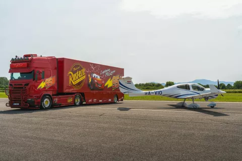 Za točno tjedan dana, Hrvatska će još jednom postati prva u svijetu - ovoga puta zahvaljujući premijernom izdanju Croatian Automotive Race Showa (CARS), najvećeg automobilističkog događaja u ovom dijelu Europe.Na lokaciji varaždinskog aerodroma na impresivnih 3000 m2, 18. i 19. lipnja, po prvi put na svijetu će se na jednome mjestu okupiti sve auto-moto scene: od oldtimera, modificiranih kamiona, motocikala i super sportskih automobila, do više od 60-ak službenih i povijesnih vozila meritornih institucija Republike Hrvatske koje svakodnevno doprinose sigurnosti i pomoći u prometu - uključujući Policiju, Vatrogasce, Hitnu pomoć, HGSS, Crveni križ, HAC i mnoge druge. Upravo to čini CARS najvećom i najposebnijom open-air automobilističkom izložbom institucionalnih i privatnih vozila ikad viđenom u regiji.- Jedinstvenost ovog događaja ogleda se u izložbi vozila koja inače nije moguće vidjeti na cestama. Posebnu pažnju privući će više od 70 unikatno uređenih kamiona koji će oduševiti posjetitelje svih generacija. Uz njih, publika će imati priliku uživo vidjeti i nekoliko izuzetno rijetkih i ekskluzivnih automobila, među kojima je i trkaći La Ferrari FXXR - jedno od deset vozila na svijetu koje prelazi vrijednost od nevjerojatnih 7,6 milijuna eura. Ferrari će na događaj doći i sa svojim najnovijim modelom Purosangue, a McLaren s novim modelom 760S Spider. Sadržaj je dodatno obogaćen zračnim vozilima - tri manja zrakoplova i jednim potpuno novim helikopterom - ističe organizator Robert Bajs te nastavlja.- Cilj događanja je približiti mladima rad i značaj navedenih institucija. Želimo ukazati na to da one nisu represivne, već su ključni sustavi pomoći i podrške u svakodnevnom životu. Kroz ovaj događaj želimo mladim vozačima prenijeti poruku o važnosti tih službi koje im, u ključnim trenucima, mogu biti od presudne pomoći – zaključuje Bajs.Projekt se provodi u suradnji s Ravnateljstvom policije i Ministarstvom unutarnjih poslova, uz podršku Grada Varaždina, gradonačelnika, Turističke zajednice Varaždina, Varaždinske županije, župana i Hrvatske turističke zajednice - institucija koje su prepoznale njegov značaj za dodatno pozicioniranje Hrvatske kao sigurne, atraktivne i automobilski relevantne destinacije s nekima od najljepših prometnica u Europi.U sklopu manifestacije CARS, posjetitelji će imati priliku doživjeti niz atraktivnih i edukativnih sadržaja - od poligona sigurne vožnje za motocikliste, simulatora vožnje motora, prevrtanja i protupotresnog simulatora, do pokaznih vježbi vatrogasaca koje uključuju rezanje i spašavanje iz vozila. Bit će izloženo i specijalno blindirano vozilo GURKHA ATJ Lučko, presretač MUP-a, povijesna i moderna policijska vozila, specijalna vatrogasna vozila, kao i robot za uklanjanje prepreka. Spektakl će zaokružiti utrke ubrzanja super i hyper sportskih automobila, ali i bogati gastro-glazbeni program te edukativno-znanstveni panel pod pokroviteljstvom Hrvatskog auto i karting saveza pod nazivom "Cesta nije pista" s brojnim relevantnim govornicima.Iz Grada Varaždina, Turističke zajednice Varaždina i Turističke zajednice Varaždinske županije ističu kako će ovo jedinstveno događanje biti iznimna svjetska promocija grada, koji se kao domaćin još jednom pokazao otvorenim za nešto novo i drugačije.Ne propustite priliku biti dio najuzbudljivijeg auto-eventa godine, uz nezaboravnu zabavu za cijelu obitelj. Ulaznice po cijenama od 10 do 30 eura nabavite već danas u sustavu Entrio.