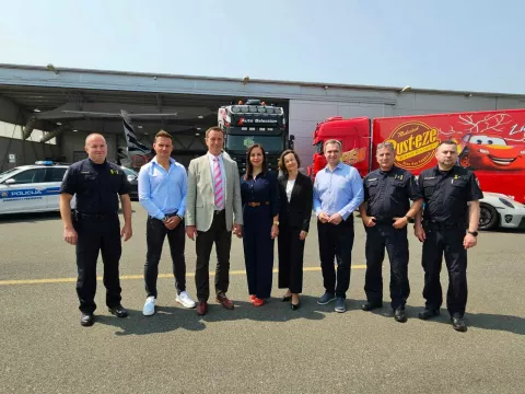 Za točno tjedan dana, Hrvatska će još jednom postati prva u svijetu - ovoga puta zahvaljujući premijernom izdanju Croatian Automotive Race Showa (CARS), najvećeg automobilističkog događaja u ovom dijelu Europe.Na lokaciji varaždinskog aerodroma na impresivnih 3000 m2, 18. i 19. lipnja, po prvi put na svijetu će se na jednome mjestu okupiti sve auto-moto scene: od oldtimera, modificiranih kamiona, motocikala i super sportskih automobila, do više od 60-ak službenih i povijesnih vozila meritornih institucija Republike Hrvatske koje svakodnevno doprinose sigurnosti i pomoći u prometu - uključujući Policiju, Vatrogasce, Hitnu pomoć, HGSS, Crveni križ, HAC i mnoge druge. Upravo to čini CARS najvećom i najposebnijom open-air automobilističkom izložbom institucionalnih i privatnih vozila ikad viđenom u regiji.- Jedinstvenost ovog događaja ogleda se u izložbi vozila koja inače nije moguće vidjeti na cestama. Posebnu pažnju privući će više od 70 unikatno uređenih kamiona koji će oduševiti posjetitelje svih generacija. Uz njih, publika će imati priliku uživo vidjeti i nekoliko izuzetno rijetkih i ekskluzivnih automobila, među kojima je i trkaći La Ferrari FXXR - jedno od deset vozila na svijetu koje prelazi vrijednost od nevjerojatnih 7,6 milijuna eura. Ferrari će na događaj doći i sa svojim najnovijim modelom Purosangue, a McLaren s novim modelom 760S Spider. Sadržaj je dodatno obogaćen zračnim vozilima - tri manja zrakoplova i jednim potpuno novim helikopterom - ističe organizator Robert Bajs te nastavlja.- Cilj događanja je približiti mladima rad i značaj navedenih institucija. Želimo ukazati na to da one nisu represivne, već su ključni sustavi pomoći i podrške u svakodnevnom životu. Kroz ovaj događaj želimo mladim vozačima prenijeti poruku o važnosti tih službi koje im, u ključnim trenucima, mogu biti od presudne pomoći – zaključuje Bajs.Projekt se provodi u suradnji s Ravnateljstvom policije i Ministarstvom unutarnjih poslova, uz podršku Grada Varaždina, gradonačelnika, Turističke zajednice Varaždina, Varaždinske županije, župana i Hrvatske turističke zajednice - institucija koje su prepoznale njegov značaj za dodatno pozicioniranje Hrvatske kao sigurne, atraktivne i automobilski relevantne destinacije s nekima od najljepših prometnica u Europi.U sklopu manifestacije CARS, posjetitelji će imati priliku doživjeti niz atraktivnih i edukativnih sadržaja - od poligona sigurne vožnje za motocikliste, simulatora vožnje motora, prevrtanja i protupotresnog simulatora, do pokaznih vježbi vatrogasaca koje uključuju rezanje i spašavanje iz vozila. Bit će izloženo i specijalno blindirano vozilo GURKHA ATJ Lučko, presretač MUP-a, povijesna i moderna policijska vozila, specijalna vatrogasna vozila, kao i robot za uklanjanje prepreka. Spektakl će zaokružiti utrke ubrzanja super i hyper sportskih automobila, ali i bogati gastro-glazbeni program te edukativno-znanstveni panel pod pokroviteljstvom Hrvatskog auto i karting saveza pod nazivom "Cesta nije pista" s brojnim relevantnim govornicima.Iz Grada Varaždina, Turističke zajednice Varaždina i Turističke zajednice Varaždinske županije ističu kako će ovo jedinstveno događanje biti iznimna svjetska promocija grada, koji se kao domaćin još jednom pokazao otvorenim za nešto novo i drugačije.Ne propustite priliku biti dio najuzbudljivijeg auto-eventa godine, uz nezaboravnu zabavu za cijelu obitelj. Ulaznice po cijenama od 10 do 30 eura nabavite već danas u sustavu Entrio.