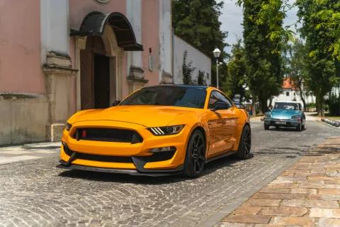 Za točno tjedan dana, Hrvatska će još jednom postati prva u svijetu - ovoga puta zahvaljujući premijernom izdanju Croatian Automotive Race Showa (CARS), najvećeg automobilističkog događaja u ovom dijelu Europe.Na lokaciji varaždinskog aerodroma na impresivnih 3000 m2, 18. i 19. lipnja, po prvi put na svijetu će se na jednome mjestu okupiti sve auto-moto scene: od oldtimera, modificiranih kamiona, motocikala i super sportskih automobila, do više od 60-ak službenih i povijesnih vozila meritornih institucija Republike Hrvatske koje svakodnevno doprinose sigurnosti i pomoći u prometu - uključujući Policiju, Vatrogasce, Hitnu pomoć, HGSS, Crveni križ, HAC i mnoge druge. Upravo to čini CARS najvećom i najposebnijom open-air automobilističkom izložbom institucionalnih i privatnih vozila ikad viđenom u regiji.- Jedinstvenost ovog događaja ogleda se u izložbi vozila koja inače nije moguće vidjeti na cestama. Posebnu pažnju privući će više od 70 unikatno uređenih kamiona koji će oduševiti posjetitelje svih generacija. Uz njih, publika će imati priliku uživo vidjeti i nekoliko izuzetno rijetkih i ekskluzivnih automobila, među kojima je i trkaći La Ferrari FXXR - jedno od deset vozila na svijetu koje prelazi vrijednost od nevjerojatnih 7,6 milijuna eura. Ferrari će na događaj doći i sa svojim najnovijim modelom Purosangue, a McLaren s novim modelom 760S Spider. Sadržaj je dodatno obogaćen zračnim vozilima - tri manja zrakoplova i jednim potpuno novim helikopterom - ističe organizator Robert Bajs te nastavlja.- Cilj događanja je približiti mladima rad i značaj navedenih institucija. Želimo ukazati na to da one nisu represivne, već su ključni sustavi pomoći i podrške u svakodnevnom životu. Kroz ovaj događaj želimo mladim vozačima prenijeti poruku o važnosti tih službi koje im, u ključnim trenucima, mogu biti od presudne pomoći – zaključuje Bajs.Projekt se provodi u suradnji s Ravnateljstvom policije i Ministarstvom unutarnjih poslova, uz podršku Grada Varaždina, gradonačelnika, Turističke zajednice Varaždina, Varaždinske županije, župana i Hrvatske turističke zajednice - institucija koje su prepoznale njegov značaj za dodatno pozicioniranje Hrvatske kao sigurne, atraktivne i automobilski relevantne destinacije s nekima od najljepših prometnica u Europi.U sklopu manifestacije CARS, posjetitelji će imati priliku doživjeti niz atraktivnih i edukativnih sadržaja - od poligona sigurne vožnje za motocikliste, simulatora vožnje motora, prevrtanja i protupotresnog simulatora, do pokaznih vježbi vatrogasaca koje uključuju rezanje i spašavanje iz vozila. Bit će izloženo i specijalno blindirano vozilo GURKHA ATJ Lučko, presretač MUP-a, povijesna i moderna policijska vozila, specijalna vatrogasna vozila, kao i robot za uklanjanje prepreka. Spektakl će zaokružiti utrke ubrzanja super i hyper sportskih automobila, ali i bogati gastro-glazbeni program te edukativno-znanstveni panel pod pokroviteljstvom Hrvatskog auto i karting saveza pod nazivom "Cesta nije pista" s brojnim relevantnim govornicima.Iz Grada Varaždina, Turističke zajednice Varaždina i Turističke zajednice Varaždinske županije ističu kako će ovo jedinstveno događanje biti iznimna svjetska promocija grada, koji se kao domaćin još jednom pokazao otvorenim za nešto novo i drugačije.Ne propustite priliku biti dio najuzbudljivijeg auto-eventa godine, uz nezaboravnu zabavu za cijelu obitelj. Ulaznice po cijenama od 10 do 30 eura nabavite već danas u sustavu Entrio.