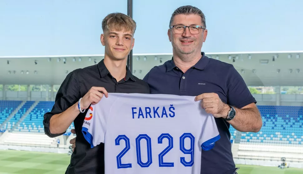 Niko Farkaš potpisao je profesionalni ugovor s NK OsijekFOTO: NK OSIJEK