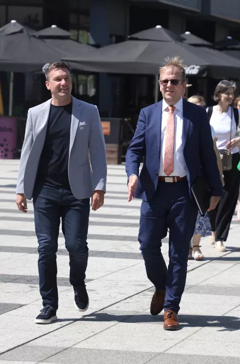 Osijek, 13. 06. 2025., Trg slobode, Zatvaranje Norveškog i EGP financijskog mehanizma, Norveški i EGP financijski mehanizam, Domagoj Mikulić; Helge Klouman Marstranden - zamjenik veleposlanika Norveške SNIMIO BRUNO JOBST