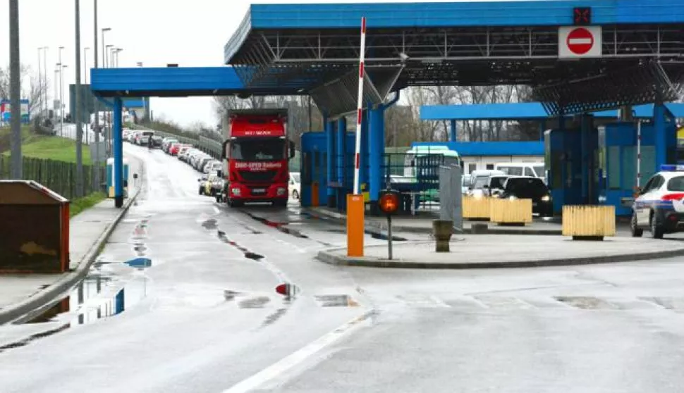 ?23.03.2016., Slavonski Brod - Zbog teroristickog napada u Belgiji postrozene su mjere nadzora na granicnim prijelazima u Hrvatskoj, tako da bi zbog toga i predblagdanske guzve mogle biti jos vece jer ce granicna kontrola dulje trajati nego inace. Na granicnom prijelazu u Slavonskom Brodu pojacan je promet osobnih i teretnih vozila. Photo: Ivica Galovic/PIXSELL------CRNA2 ST