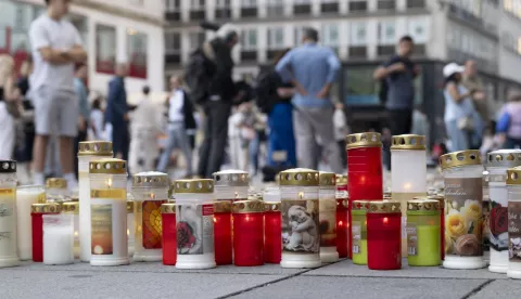 epa12171929 People stand in front of St Stephen's Cathedral (Stephansdom) during a memorial service for the victims of the Graz school shooting in Vienna, Austria, 12 June 2025. At least 10 people died as a result of a school shooting in Graz, Austria, on 10 June, while the shooter took his own life, authorities confirmed. EPA/DANIEL NOVOTNY