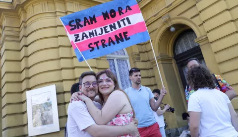 Zagreb, 14.06.2025 - Povorka ponosa LGBTIQ zajednice Zagreb Pride, 24. po redu, pod geslom "Puna usta ponosa!", počela je e okupljanjem u 15 sati na Trgu Republike Hrvatske, ispred Hrvatskog narodnog kazališta.foto HINA/ Tomislav PAVLEK/ ds