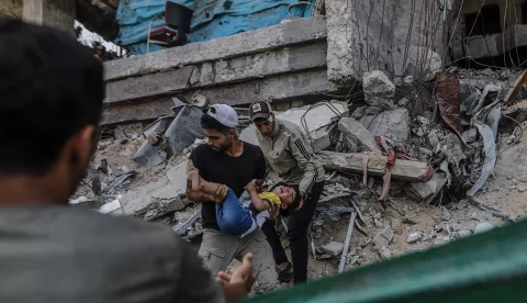 epa12152558 Internally displaced Palestinians carry a wounded boy following an Israeli airstrike in the Al Remal neighborhood in Gaza City, northern Gaza Strip, 03 June 2025. According to the Palestinian Ministry of Health in Gaza, at least seven Palestinians were killed following Israeli airstrikes in Gaza City. More than 54,500 Palestinians have been killed in the Gaza Strip, according to the Palestinian Ministry of Health, since Israel launched a military campaign in the strip in response to a cross-border attack led by the Palestinian militant group Hamas on 07 October 2023, in which about 1,200 Israelis were killed and more than 250 taken hostage. EPA/MOHAMMED SABER