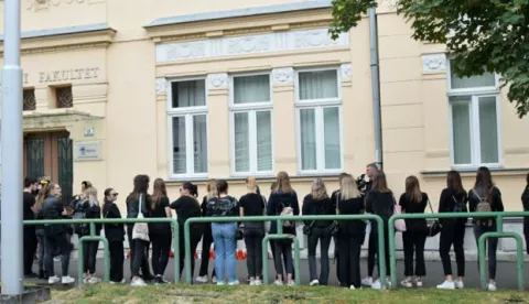 Osijek, 23.09.2023. - Ispred glavnog ulaza Pravnog fakulteta u Osijeku, kolegice i kolege studenti i prijatelji u subotu su se u 11 sati paljenjem lampiona i cvijećem oprostili posljednji puta od tragično preminule 21-jednogodišnje Mihaele Berak iz Osijeka. foto HINA/ Tomislav PRUSINA/ ml