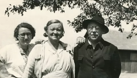 MAGQAZINVladko Maček sa suprugom Josipom i Marijom Radić u Kupincu 1938. godine.FACEBOOK