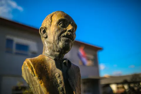 MAGAZINVisit Jastrebarsko - 5 lokacija turističke ture 𝗸𝘂𝗹𝗧𝘂𝗿𝗲 - Spomenik Vladka Mačeka Spomenik se nalazi u centru grada ispred zgrade suda na glavnoj ulici (Šetalište braće Kazić). Autor mu je Mika Šnjarić.FACEBOOK