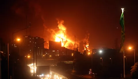 epa12175985 Fire and smoke rise from an oil warehouse in Tehran, Iran, 15 June 2024. Israel continues its strikes on Iran's nuclear program and energy facilities. EPA/ABEDIN TAHERKENAREH