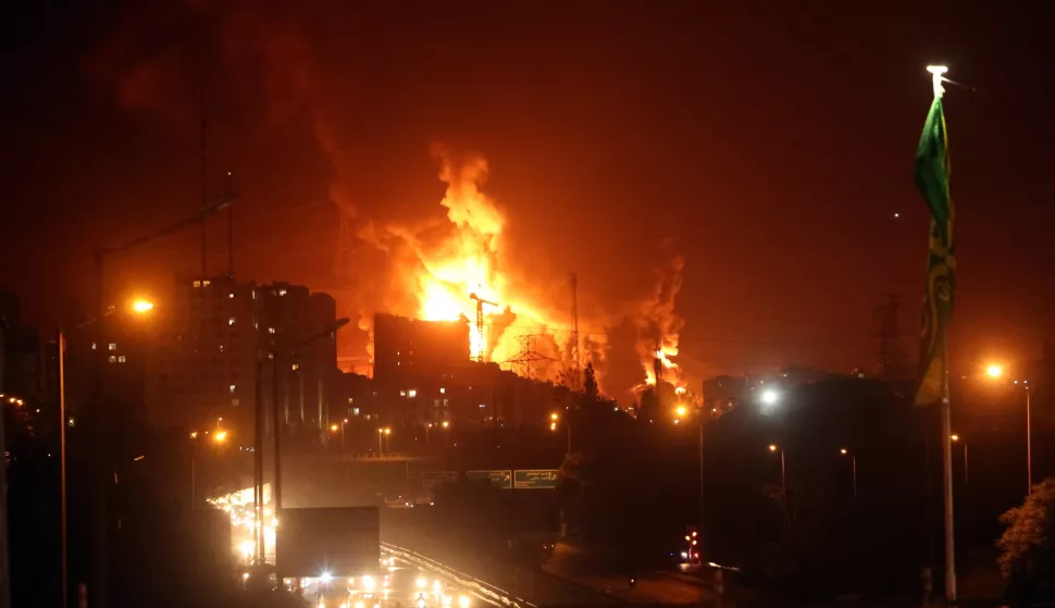 epa12175985 Fire and smoke rise from an oil warehouse in Tehran, Iran, 15 June 2024. Israel continues its strikes on Iran's nuclear program and energy facilities. EPA/ABEDIN TAHERKENAREH
