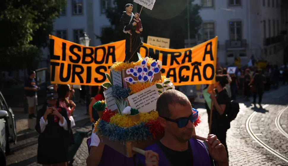 Demonstrators carry an effigy of Saint Anthony with a sign that reads "For the right to the city" during a protest against mass tourism, which pushes up living costs and clogs up the city center, in Lisbon, Portugal, June 15, 2025. REUTERS/Pedro Nunes Photo: PEDRO NUNES/REUTERS