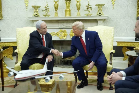epa12016597 US President Donald Trump (R) meets with Israeli Prime Minister Benjamin Netanyahu (L) in the Oval Office of the White House in Washington, DC, USA, 07 April 2025. EPA/YURI GRIPAS/POOL