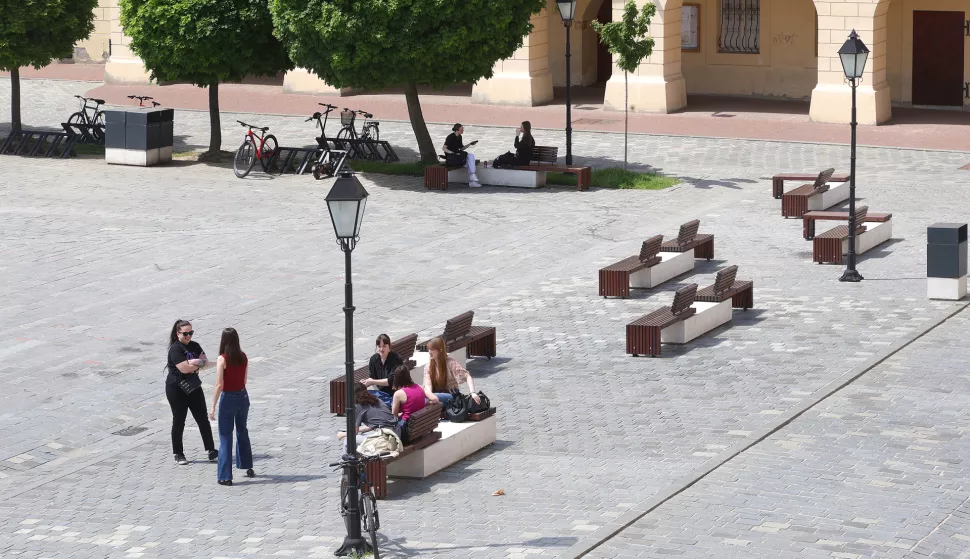 Osijek, 30. 04. 2025., Tvrđa, Trg sv. Trojstva, studenti, učenici, ljudi, šetnja, toplo vrijeme, sunčano, slobodnjak, slobodnjaciSNIMIO BRUNO JOBST
