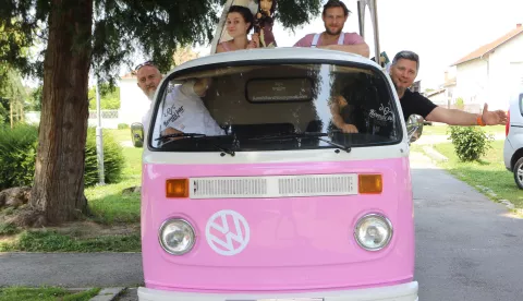 Teatar na kotačima: Lutkarsku predstavu izvode u kultnom kombiju VW iz 1978.
