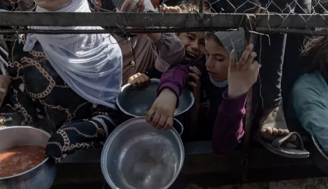 epa12144627 Internally displaced Palestinians gather outside a charity kitchen to receive limited rations amid a shortage of food, in Khan Younis, southern Gaza Strip, 30 May 2025. The United Nations has warned that "the entire population of Gaza is facing the risk of famine" since Israel closed border crossings on 02 March 2025, preventing the entry of essential supplies. The Gaza Government Media Office reported on 24 May that at least 58 people died due to malnutrition, and nearly 250 others due to a lack of food and medicine. EPA/HAITHAM IMAD