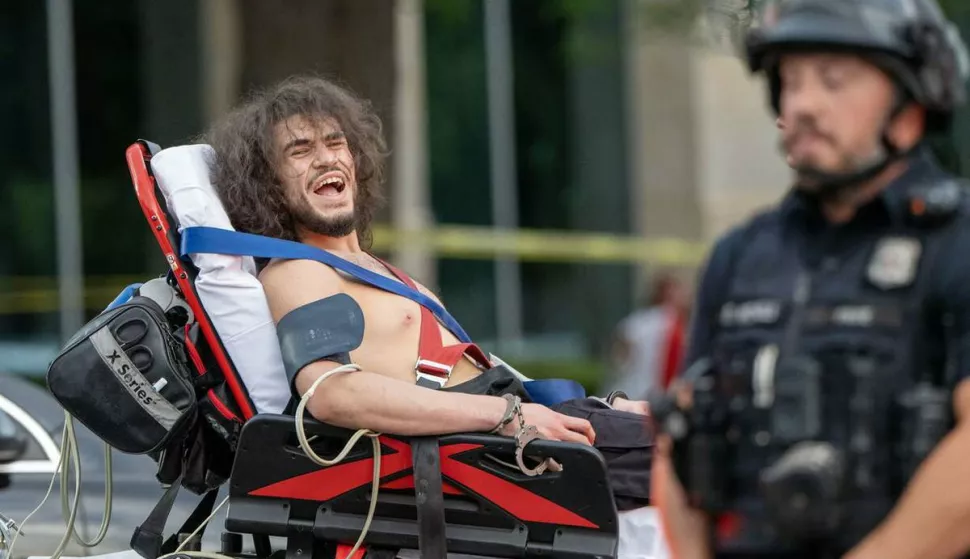 SALT LAKE CITY, 16. lipnja 2025. (Hina/Reuters) - Tri osobe, među njima i osmomjesečno dijete, ubijene su iz vatrenog oružja, a dvoje tinejdžera je ranjeno nakon svađe između dviju skupina na tradicionalnom godišnjem karnevalu u predgrađu Salt Lake Cityja u nedjelju navečer, objavila je policija.