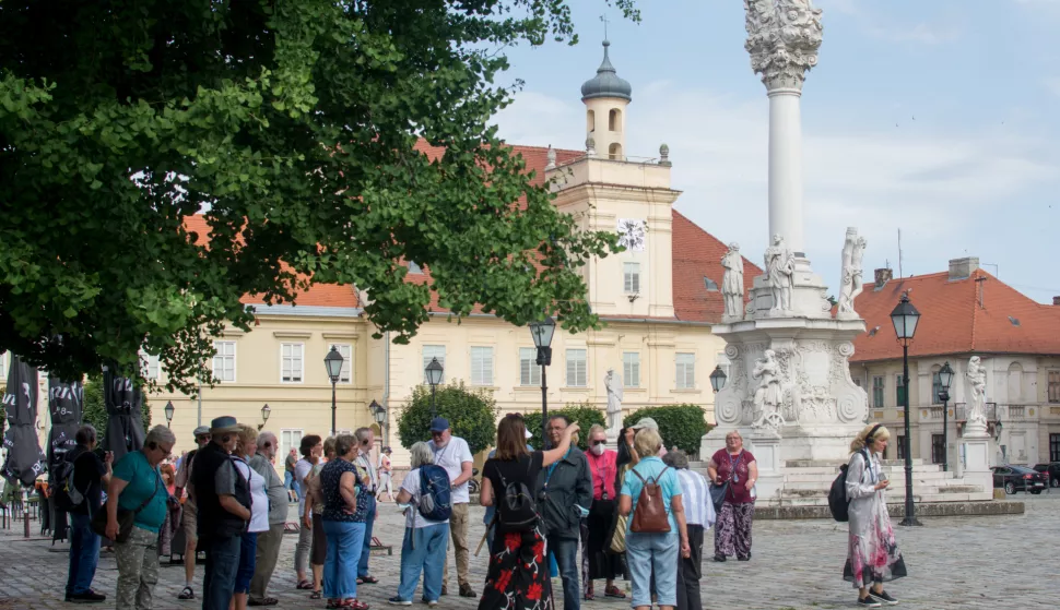 OSIJEK- 15.07.2021., Tvrđa, njemački turisti u razgledavanju grada i Tvrđe, slobodnjak.Foto: Andrea Ilakovac