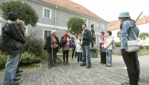 snimio Davor KIBEL,Osijek, 10.10.2017. prolaz Franje Kreme, U povodu Međunarodnog dana slijepih (Dan bijelog tapa), slijepi i slabovidni proetat će od prolaza Franje Kreme preko Trga slobode do "etača"