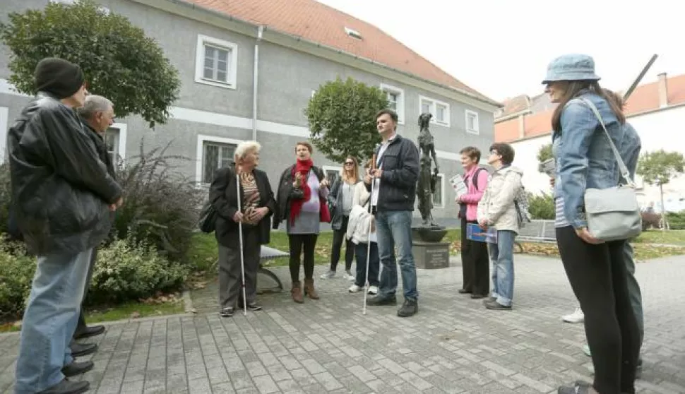 snimio Davor KIBEL,Osijek, 10.10.2017. prolaz Franje Kreme, U povodu Međunarodnog dana slijepih (Dan bijelog tapa), slijepi i slabovidni proetat će od prolaza Franje Kreme preko Trga slobode do "etača"