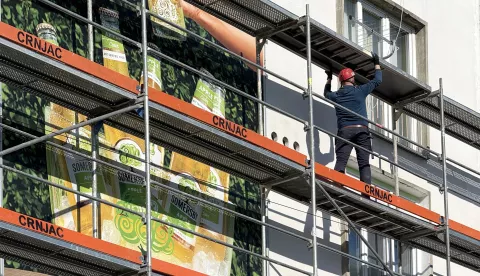 Osijek, 04. 04. 2025., Ulica Hrvatske republike, skela, skele, posavljanje, postavljanje skele, energetska obnova, radovi, fasada, građevinarstvo, ilustracijaBRUNO JOBST