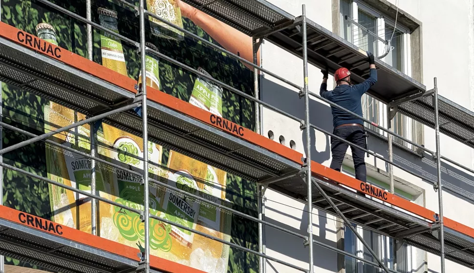 Osijek, 04. 04. 2025., Ulica Hrvatske republike, skela, skele, posavljanje, postavljanje skele, energetska obnova, radovi, fasada, građevinarstvo, ilustracijaBRUNO JOBST