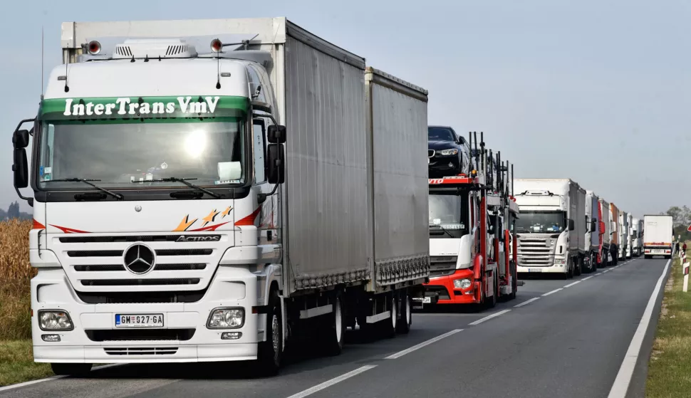 slavonija...tovarnik....10.10.2020.kolona slepera na ulazu u tovarnik prema granicnom prijelazu sa srbijom; policija slepere zaustavlja prije ulaska u samo mjesto i povremeno ih propusta prema granicnom prijelazu, kako se ne bi stvorila kolona u samom mjestu tovarnik;foto Gordan Panić