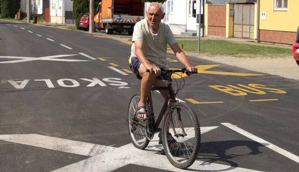 Sarvaš, 16. 06. 2025., Kolodvorska ulica, Sarvaš, cesta, sanacija, radovi na sanaciji, završetak sanacije, obilazak, biciklist; umirovljenik; vožnja bicikla SNIMIO BRUNO JOBST