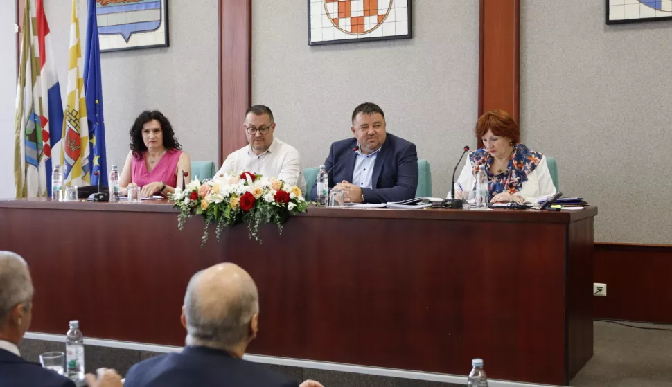 VINKOVCI - KONSTITUIRAJUĆA SJEDNICA,U Skupštini VSŽ-a 37 vijećnika, Dalibor Šandrk predsjednik16. 6. 2025.