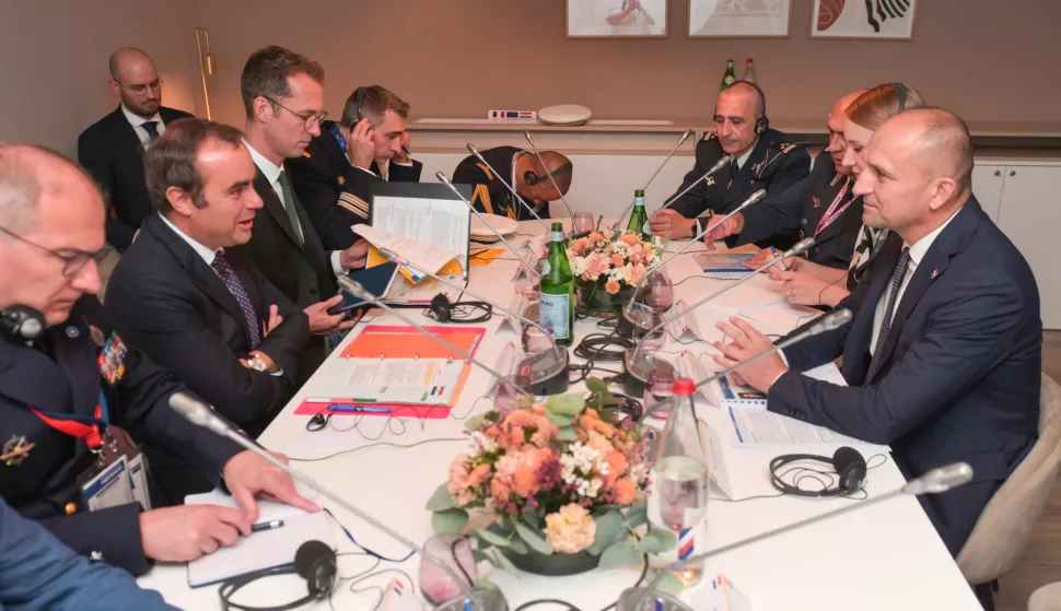 Pariz, 16.06.2025 - Hrvatska ?e nastojati biti vode?a nacija u proizvodnji i nabavi malih dronova dok u Europi traje osna?ivanje oru?anih snaga, poru?io je u ponedjeljak u Parizu ministar obrane Ivan Anu?i? francuskome kolegi S?bastienu Lecornuu, koji bi trebao posjetiti Hrvatsku u rujnu. Dvojica su se ministara sastala na me?unarodnoj izlo?bi vojne opreme i naoru?anja Paris Air Show 2025., gdje su potvrdili izvrsnu suradnju u podru?ju obrane. foto HINA/ MORH/ F.KLEN/ ik