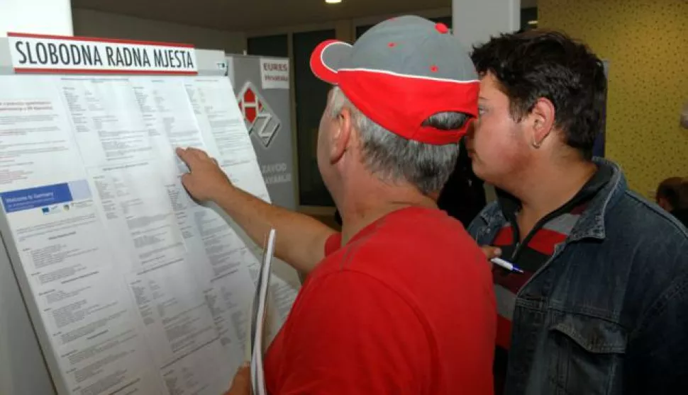 16.10.2014., Bjelovar, hotel Central - U hotelu Central u organizaciji Hrvatskog zavoda za zaposljavanje podrucne sluzbe Bjelovar odrzan Sajam poslova na kojemu su prezentirane mogucnosti zaposljevanja, te gdje su nezaposleni svih dobnih skupina dobivali informacije o potencijalnom poslu, dok su s druge strane poslodavci prezentirali svoju djelatnost. Photo: Damir Spehar/PIXSELL------dva stupca novosti