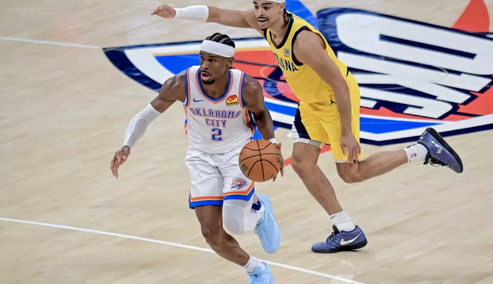 epa12159106 Oklahoma City Thunder guard Shai Gilgeous-Alexander (L) in action against Indiana Pacers forward Aaron Nesmith (R) during the second half of game one of the NBA Finals between the Indiana Pacers and the Oklahoma City Thunder in Oklahoma City, Oklahoma, USA, 05 June 2025. EPA/MANUELA SOLDI SHUTTERSTOCK OUT