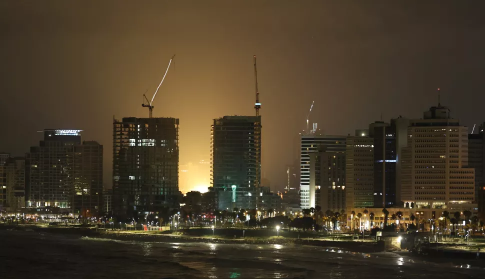 epa12178191 An explosion erupts from a missile fired from Iran in Tel Aviv, Israel, 16 June 2025. Israel and Iran have been exchanging fire since Israel attacked on 13 June 2025 as part of Operation 'Rising Lion.' EPA/ATEF SAFADI