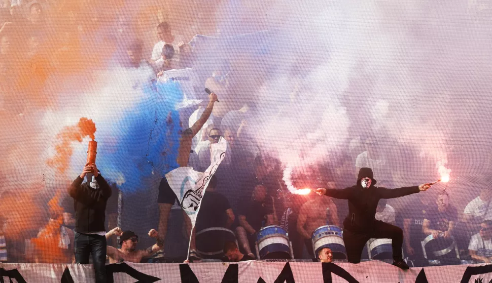 Rijeka, 25.05.2025 - Utakmica poslijednjeg kola Prve HNL između Rijeke i Slaven Belupa. Na slici navijači NK Rijeke, Armada, zapalili su baklje na tribinama.foto HINA/ Damir SENČAR/ ds