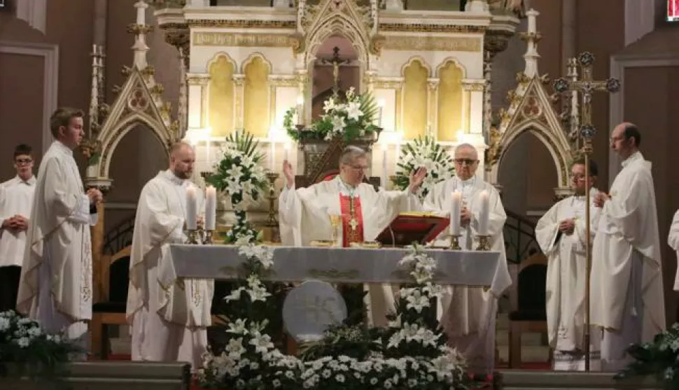 Osijek, 11.06.2020., - Blagdan Tijelovo proslavljen je procesijom i misom u konkatedrali Sv. Petra i Pavla. Misu je predvodio mons. Duro Hranic, nadbiskup dakovacko osjeckiFOTOZeljko Sepic
