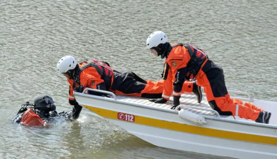 slavonija...Vinkovci...09.03.2015.Stoer zatite i spaavanja VS u suradnji sa svim relevantnim slubama odrao pokaznu vjebu spaavanja iz voda BOSUT-2015, gdje se na Bosutu prevrnuo čamac i dvije osobe su nestale u vodi; velik broj nazočnih uvjerio se u kvalitetu novo nabavljene opreme i osposobljenost učesnika, a prvenstveno HGSS-a stanice Vinkovci i ronioci Kluba za podvodne aktivnosti "Vukovar"foto Gordan Panić