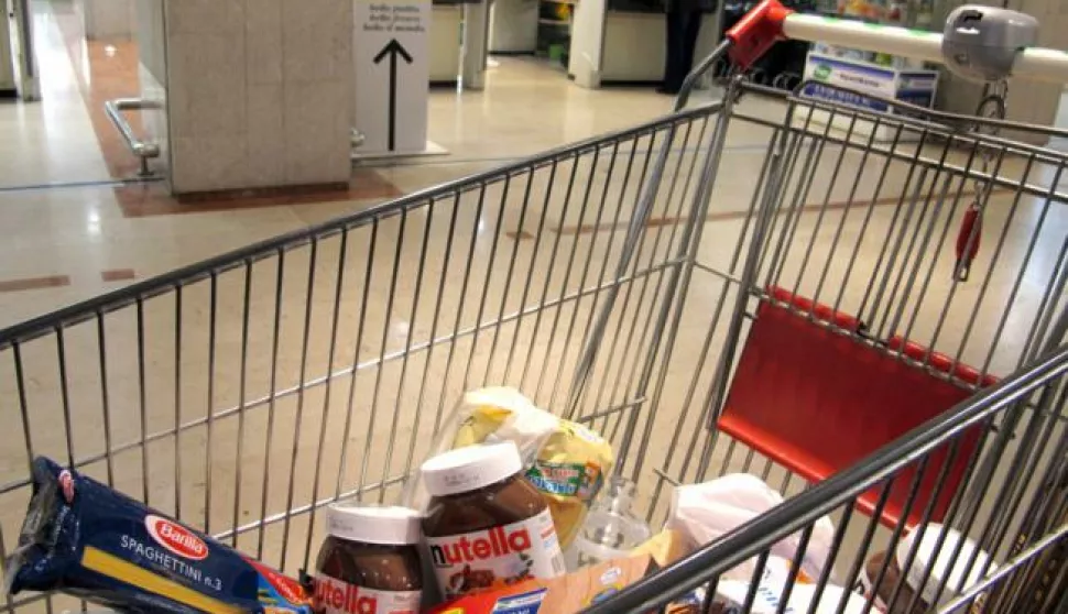 01.02.2012., Trst, Italija - Prehrambeni proizvodi i artikli opce uporabe u talijanskim supermarketima, ilustracija.Photo: Goran Kovacic/PIXSELL------2 STUPCA COLORNOVOSTI