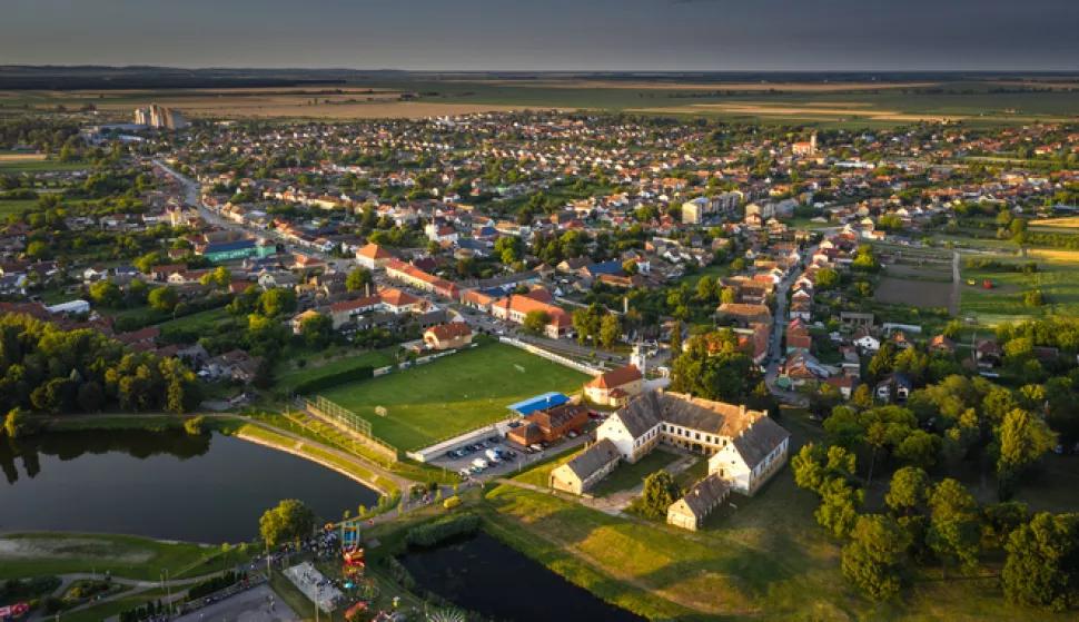 U nedjelju će na Đoli svirati Crvena jabuka