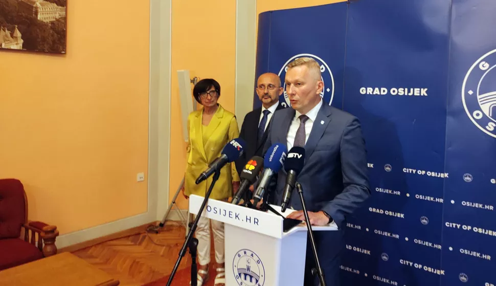 Osijek, 03.06.2025. - U Osijeku je u utorak održana konstituirajuća sjednica osječkog Gradskog vijeća na kojoj su jednoglasno izabrani - za predsjednika Vijeća HDZ-ov Tihomir Florijančić, a za prvog i drugog potpredsjednika Vijeća Vlatko Kopić (HDZ) i Katarina Kruhonja (Možemo!). Na fotografiji Tihomir Florijančić. foto HINA/ Tomislav PRUSINA/ tm