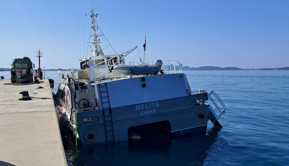 Zadar, 19.06.2025 - Nakon što se od trenutka havarije, u noći s 16. na 17. lipnja katamaran "Melita" nalazio u Zadarskom kanalu, sve aktivnosti bile su usmjerene na njegovo osiguranje i tegljenje na sigurno, odnosno do luke. Nakon stabilizacije i izravnavanja trupa, čime se osiguravalo da ne dođe do potonuća, katamaran "Melita" je 18. lipnja 2025. u 18.30 sati sigurno dotegljen i privezan u luci Gaženica.Tijekom jutra izvršeno je ispumpavanje tankova goriva te se, prema izjavi brodovlasnika, kreće s pripremom za tegljenje katamarana prema remontnom brodogradilišta "Iskra – Šibenik".foto HINA/ MMPI/ ds