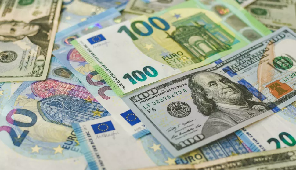novac dolar i euro, dolar i euro