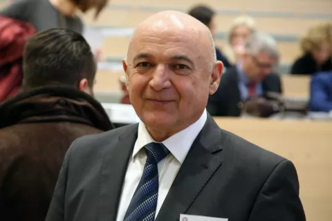 Zagreb, 06.12.2018. - Znanstveno-stručna međunarodna konferencija Znanstveno-stručna međunarodna konferencija "Migracije i identitet: kultura, ekonomija, država" u organizaciji Instituta za migracije i narodnosti održat će se od 6. do 8. prosinca u Zagrebu, pod pokroviteljstvom Ureda predsjednika Hrvatskog sabora i Grada Zagreba, uz mnoge međunarodne i nacionalne suorganizatore, poput Hrvatske akademije znanosti i umjetnosti te Hrvatske gospodarske komore. u organizaciji Instituta za migracije i narodnosti održava se od 6. do 8. prosinca u Zagrebu, pod pokroviteljstvom Ureda predsjednika Hrvatskog sabora i Grada Zagreba, uz mnoge međunarodne i nacionalne suorganizatore, poput Hrvatske akademije znanosti i umjetnosti te Hrvatske gospodarske komore. Na fotografiji Ljubo Jurčić. foto HINA/ Zvonimir KUHTIĆ/ zk