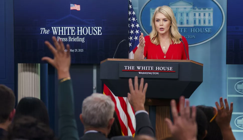 epa12143966 White House Press Secretary Karoline Leavitt gestures during a press conference at the White House in Washington, DC, USA, 29 May 2025. EPA/WILL OLIVER
