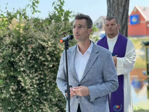 Polaganjem vijenaca i paljenjem svijeća podno Spomenika hrvatskim braniteljima na obali Bosuta u Lovretićevoj ulici, obilježena je 34. godišnjica osnutka Specijalne jedinice policije PU Vinkovci.