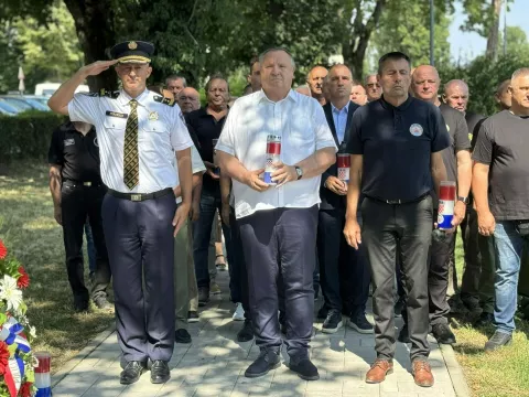 Polaganjem vijenaca i paljenjem svijeća podno Spomenika hrvatskim braniteljima na obali Bosuta u Lovretićevoj ulici, obilježena je 34. godišnjica osnutka Specijalne jedinice policije PU Vinkovci.