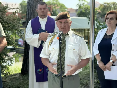 Polaganjem vijenaca i paljenjem svijeća podno Spomenika hrvatskim braniteljima na obali Bosuta u Lovretićevoj ulici, obilježena je 34. godišnjica osnutka Specijalne jedinice policije PU Vinkovci.