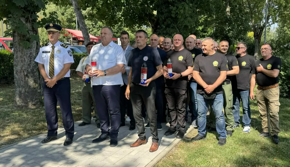 Polaganjem vijenaca i paljenjem svijeća podno Spomenika hrvatskim braniteljima na obali Bosuta u Lovretićevoj ulici, obilježena je 34. godišnjica osnutka Specijalne jedinice policije PU Vinkovci.