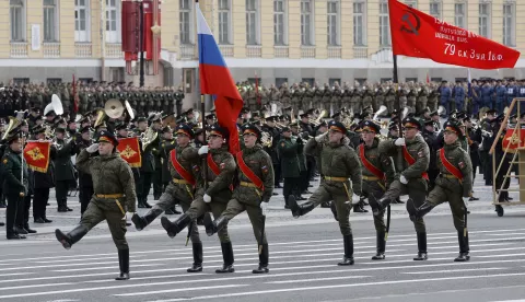 epa12065781 Russian servicemen take part in the rehearsal for the annual Victory Day military parade, in St. Petersburg, Russia, 30 April 2025. Russia prepares to mark the 80th anniversary of Nazi Germany's surrender in World War II (WWII). The military parade will take place at Dvortsovaya (Palace) Square on 09 May. EPA/ANATOLY MALTSEV