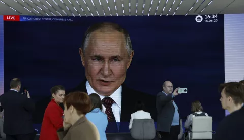 epa12187601 Participants watch Russian President Vladimir Putin's speech on a TV screen during the 28th Saint Petersburg International Economic Forum (SPIEF) in St. Petersburg, Russia, 20 June 2025. The forum runs from 18 to 21 June 2025. EPA/ANATOLY MALTSEV